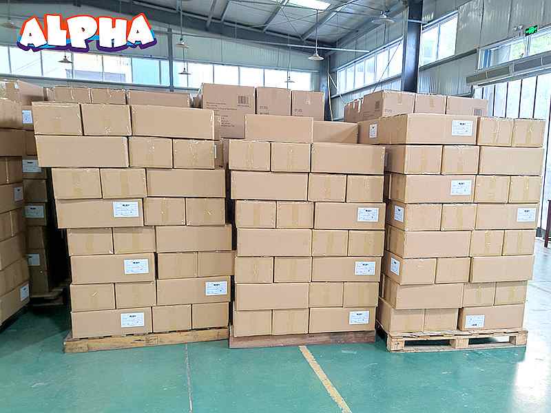 Chinese-toy-factory-manufacturers-load-products