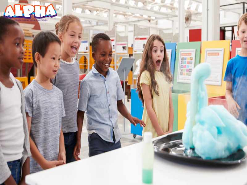 kids-having-fun-watching-science-experiment