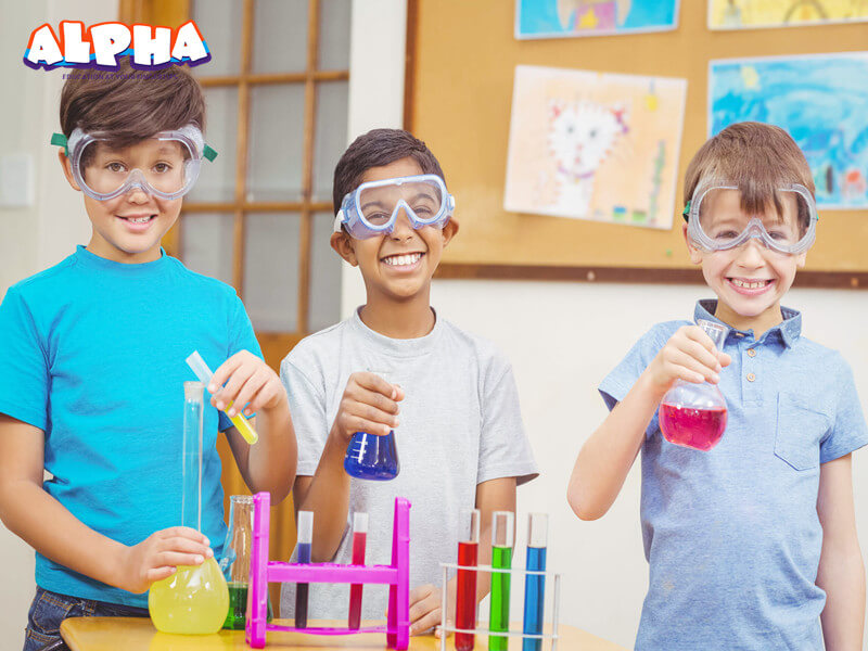 Alpha science classroom：Science toys help children
