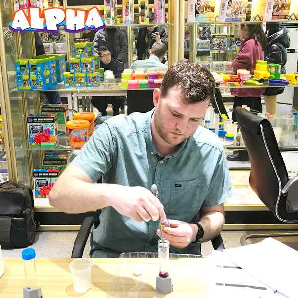 Alpha science toys: American famous children’s science experiment toy brand company visited the factory.
